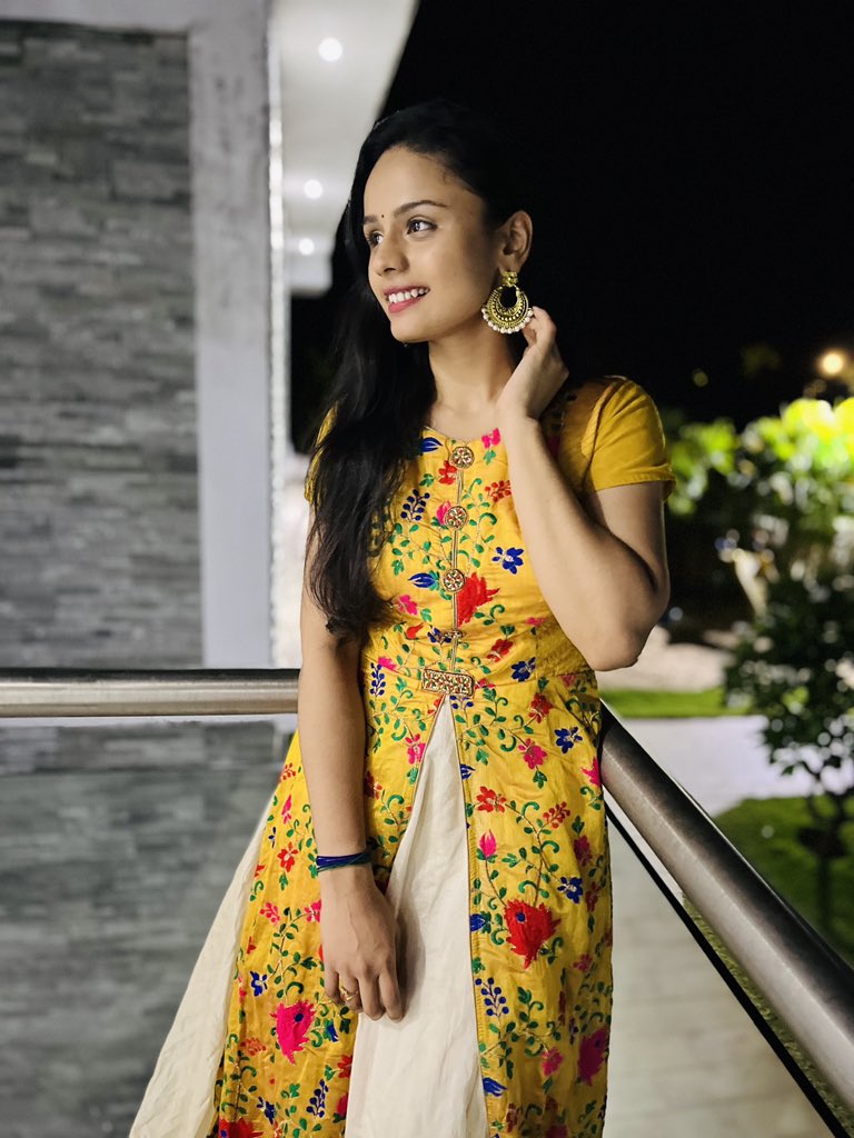 Nadapriya's tweet photo. Turning 25 to learn more n more ✨✌🏻
Looking forward !! 

Grateful and thankful to you all for taking time and sending your blessings and wishes 😇

#nadapriya https://t.co/zp8hQmCXRG