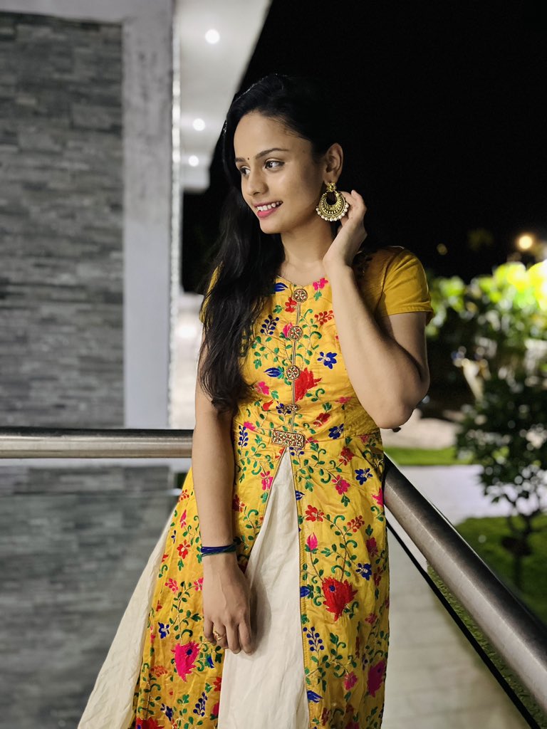 Nadapriya's tweet photo. Turning 25 to learn more n more ✨✌🏻
Looking forward !! 

Grateful and thankful to you all for taking time and sending your blessings and wishes 😇

#nadapriya https://t.co/zp8hQmCXRG