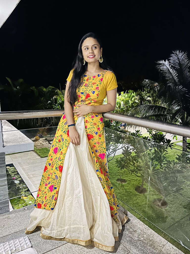 Nadapriya's tweet photo. Turning 25 to learn more n more ✨✌🏻
Looking forward !! 

Grateful and thankful to you all for taking time and sending your blessings and wishes 😇

#nadapriya https://t.co/zp8hQmCXRG