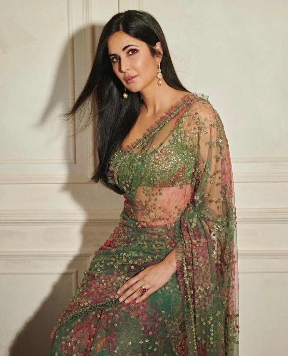 filmfare's tweet photo. Uff, #KatrinaKaif! ❤️📸

The diva walked the red carpet last evening at the 67th #Wolf777newsFilmfareAwards 2022 with Government Of Maharashtra, Azaadi Ka Amrit Mahotsav.

#FilmfareAwards #FilmfareAwards2022 https://t.co/ihECVB1QaY