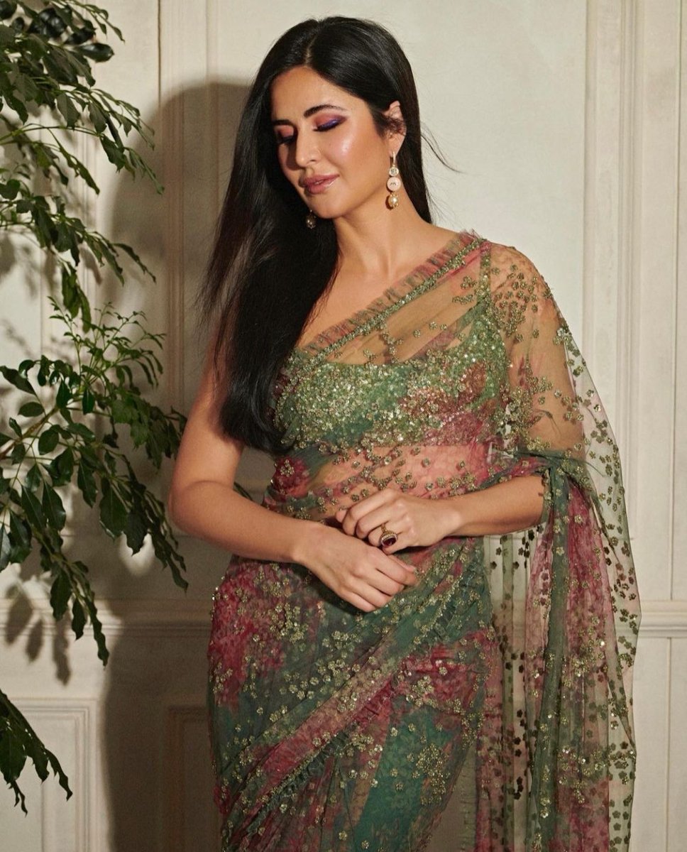 filmfare's tweet photo. Uff, #KatrinaKaif! ❤️📸

The diva walked the red carpet last evening at the 67th #Wolf777newsFilmfareAwards 2022 with Government Of Maharashtra, Azaadi Ka Amrit Mahotsav.

#FilmfareAwards #FilmfareAwards2022 https://t.co/ihECVB1QaY