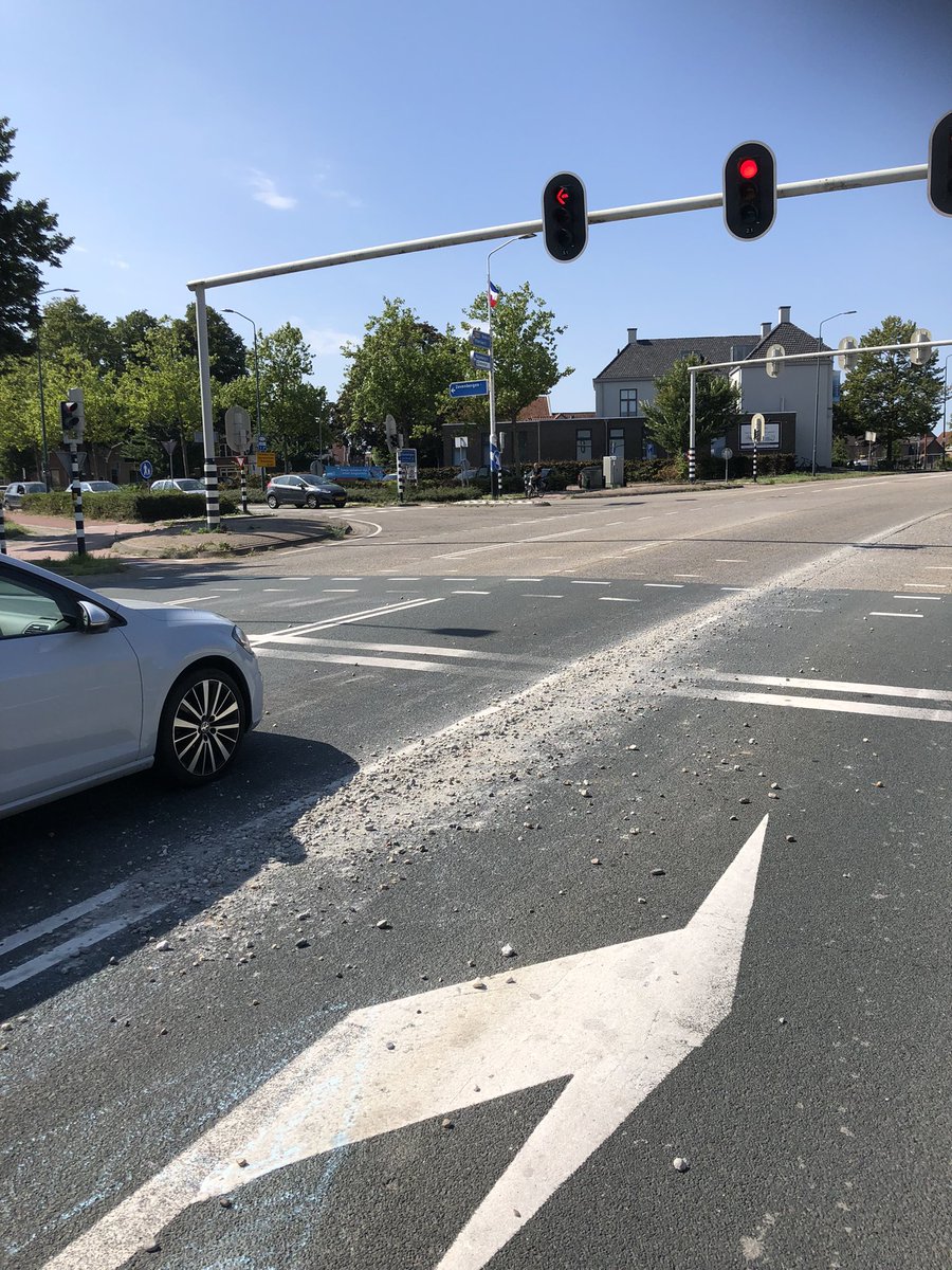 WIS_Sven's tweet photo. Beton grind op de #N285 6,8 rijstrook 3. 👷is onderweg om het op te ruimen. Tijdens 🧹werkzaamheden rijstrook 3 ❌ @Brabant @RWSverkeersinfo @Moerdijkse_stem https://t.co/2kD6VJax7Z