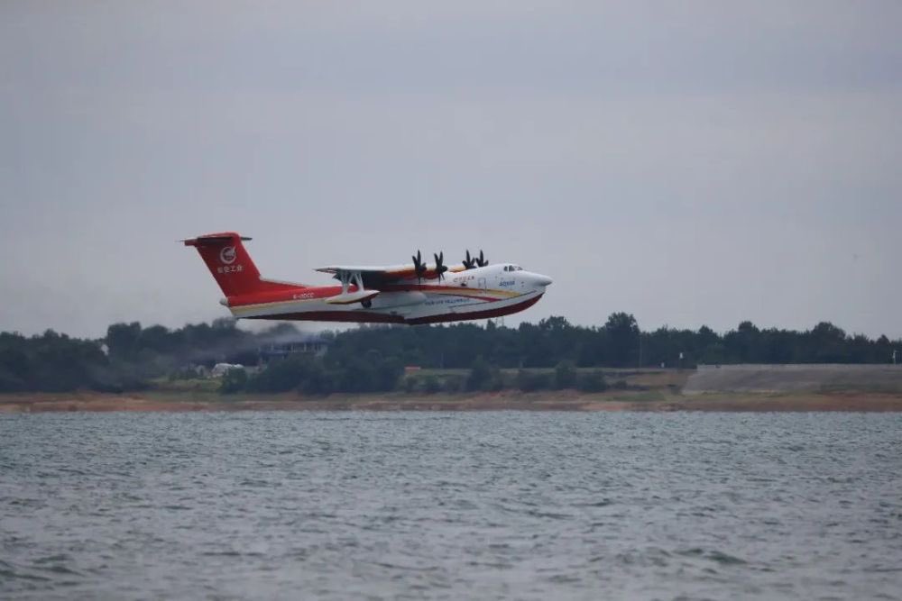 FocusChinaEN's tweet photo. China's ag600m all state new configuration fire fighting aircraft successfully flew on water https://t.co/Dk7oM2P4B5