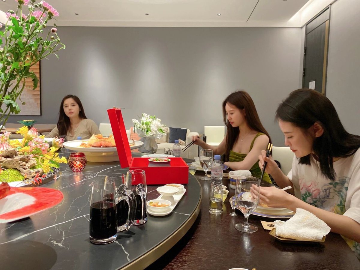 OjthR's tweet photo. 姐妹成堆，快乐翻倍😋
（生病后的康复礼物，谢谢我的孩儿们hhhh🙈） https://t.co/iV1lIUc4GW