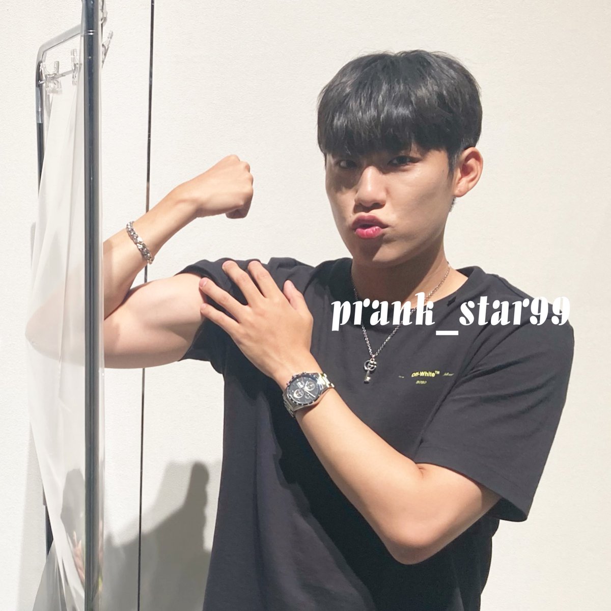 PRANK_STAR99's tweet photo. 220819 #AB6IX #박우진 #WOOJIN 
일본 오사카 투샷 大阪 ツーショット

팔꿈치 ㅋㅋㅋㅋㅋㅋㅋ

#ウジン #PARKWOOJIN #朴佑鎭 https://t.co/0fBUokyVmu