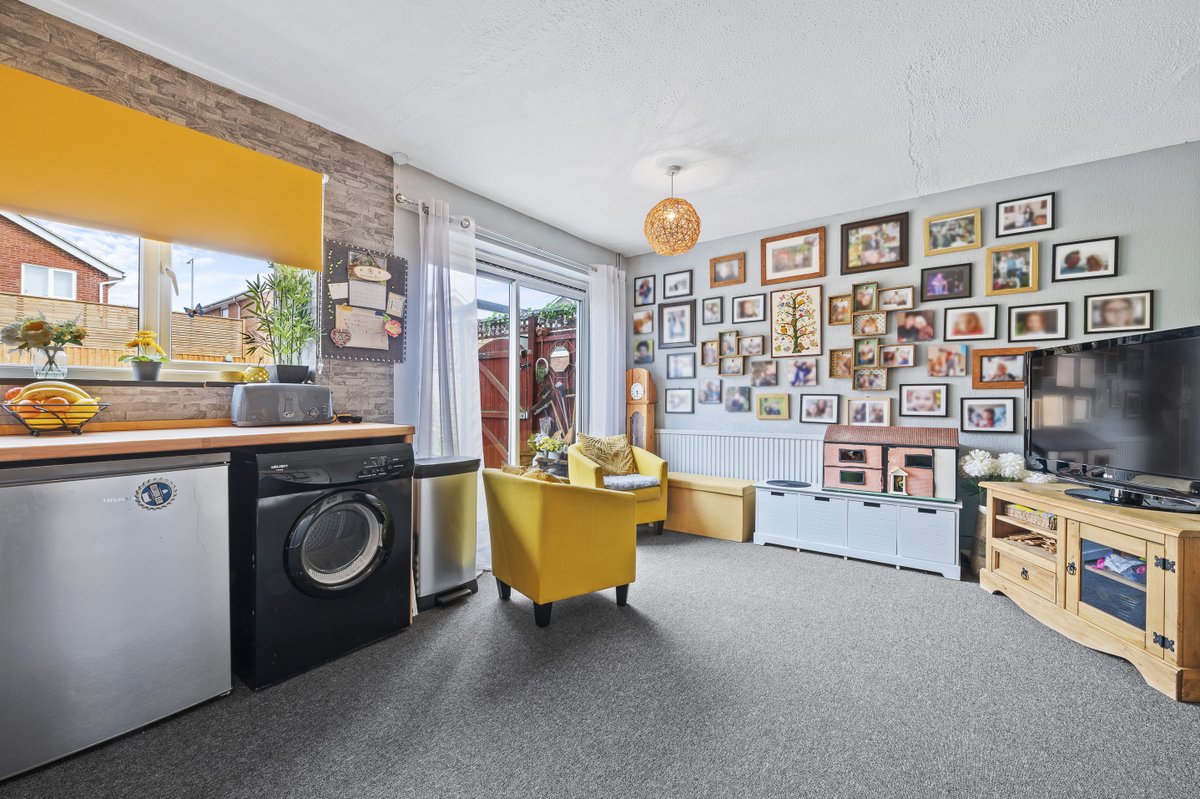 simpsonpartners's tweet photo. New to the market today!!! £300,000 - Extended three bedroom detached property with off road parking and a garage. Call 01536 518200 to view. Anderson Drive #kettering #simpsonandpartners #estateagents #viewingrecommended https://t.co/4xSsMq9U83