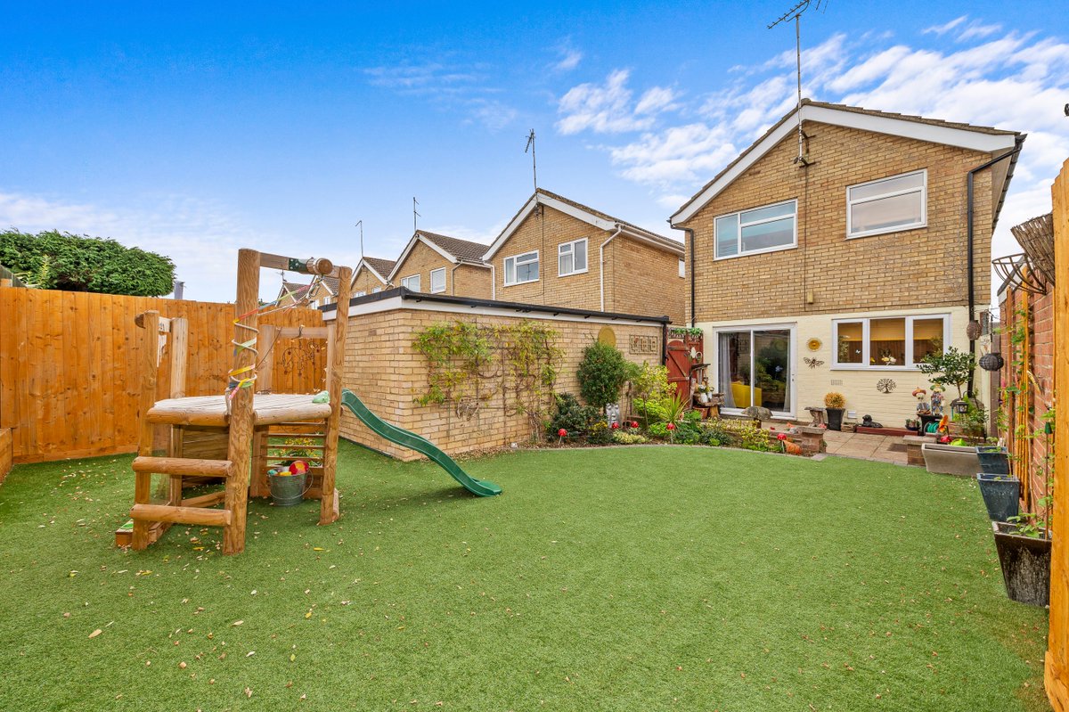 simpsonpartners's tweet photo. New to the market today!!! £300,000 - Extended three bedroom detached property with off road parking and a garage. Call 01536 518200 to view. Anderson Drive #kettering #simpsonandpartners #estateagents #viewingrecommended https://t.co/4xSsMq9U83