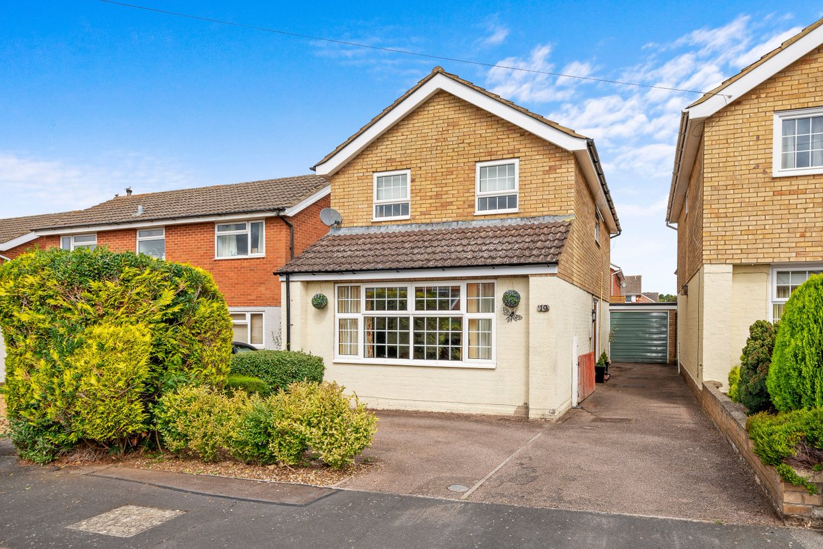 simpsonpartners's tweet photo. New to the market today!!! £300,000 - Extended three bedroom detached property with off road parking and a garage. Call 01536 518200 to view. Anderson Drive #kettering #simpsonandpartners #estateagents #viewingrecommended https://t.co/4xSsMq9U83