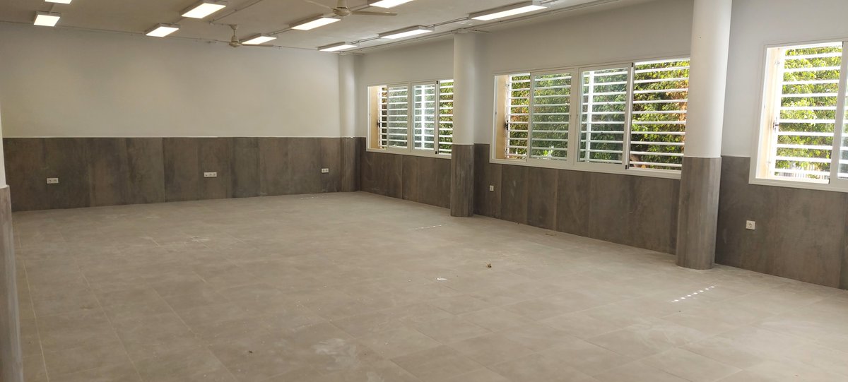 jugomezlopez's tweet photo. Gracias a @EducaAnd el @IESAguadulce mejora sus instalaciones para el próximo curso con:
* 2 aulas nuevas
* 1 biblioteca
* 1 zona integral de educación especial

Trabajamos por una educación de calidad. https://t.co/ivRNpsUIjT