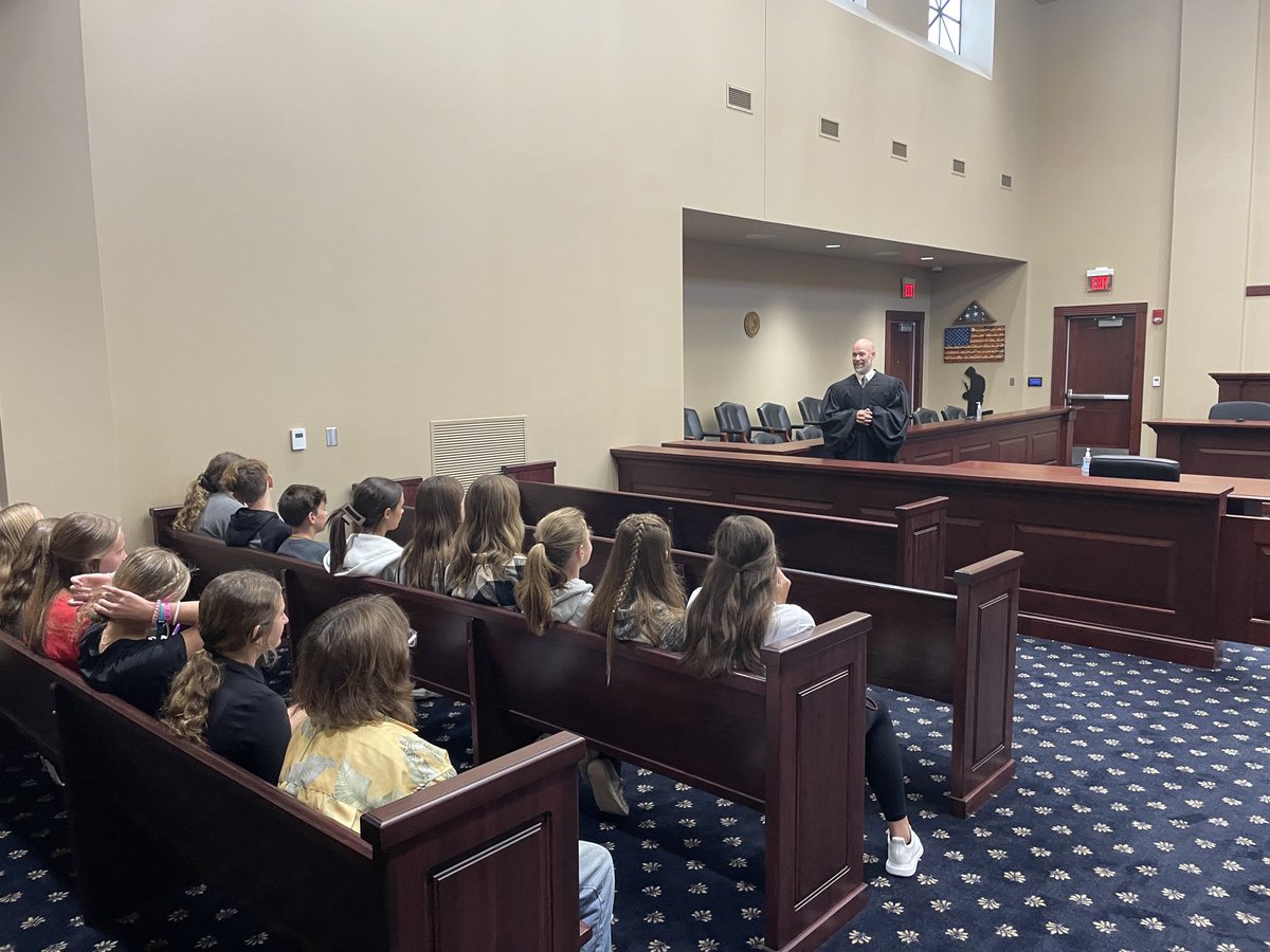 EastCentral_MS's tweet photo. Thanks Jusge Cleary for teaching our students about the legal system. Always great to partner with Judge Cleary and ⁦@SheriffMchenry⁩ https://t.co/OqrasCKLyw