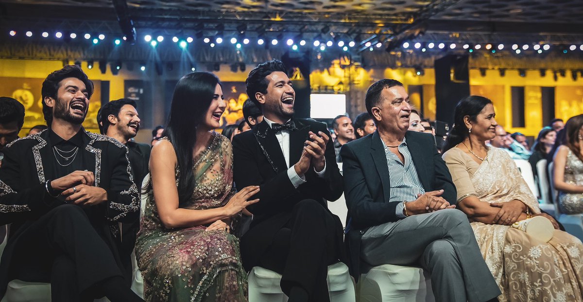 filmfare's tweet photo. Nothing like family 💗🫶🏻

#SunnyKaushal, #KatrinaKaif, #VickyKaushal, #ShamKaushal and #VeenaKaushal were caught in a candid moment during the 67th #Wolf777newsFilmfareAwards 2022 with Government Of Maharashtra, Aazadi Ka Amrit Mahotsav. ❤️ https://t.co/SD6JDkVLk0