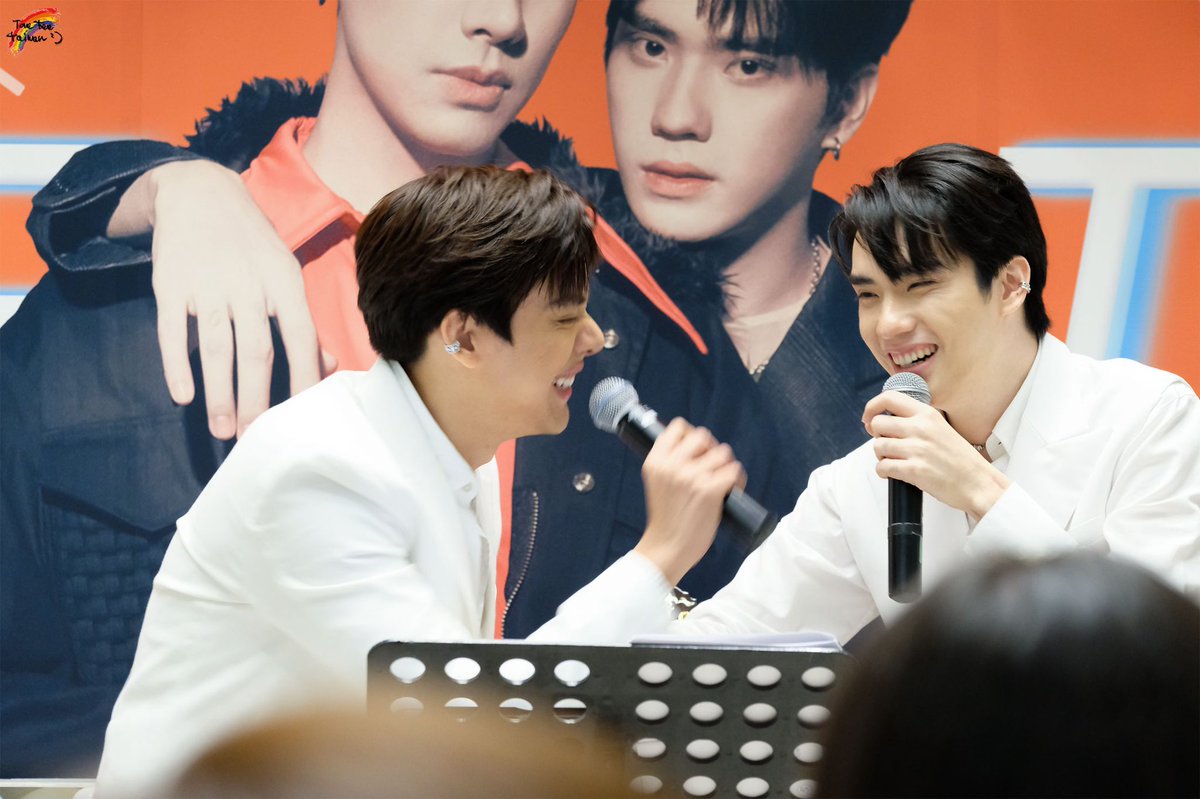 TaeTEeTaiwan's tweet photo. 只想陪在你身邊
無論黑夜或白天
多希望時間可以多一點
#TaeDarvid #TEeThanapon #TaeTeeTheJourneyMemory https://t.co/mFAeHmJMOv