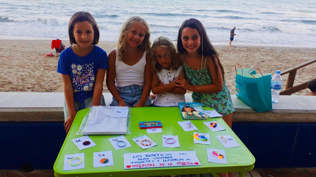 GVAlaRibera's tweet photo. 🫶 No tenim paraules per a agrair a Mara, Valèria, Elena i Ana la seua labor, dedicació i solidaritat‼️

I gràcies també a la Papereria Acuarela de El Perelló per la seua participació desinteressada‼️

👏👏👏Un aplaudiment molt fort a les 4 des de l'hospital. Sou molt grans‼️ https://t.co/co2Oq9HFgt