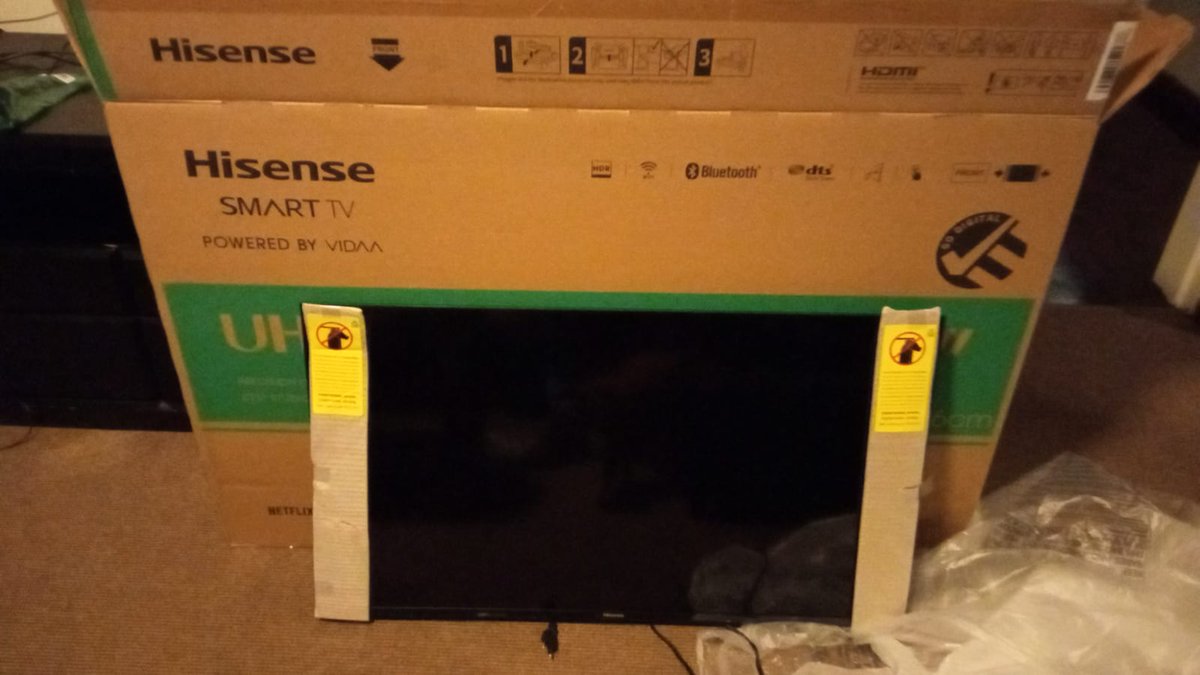 SimonHoffe's tweet photo. Hey @TAKEALOT , do you think you could help swapping out the 40-inch television you delivered, for the 50-inch television I paid for? It's been more than a week since I contacted you, and lots of phone calls and hold music. https://t.co/LUAHf3RUCc