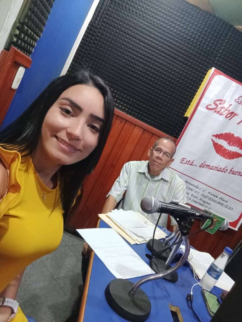 ismaeldeleon64's tweet photo. Sintoniza hoy a las 8 am el programa *Buenos días familia*, El espacio con un enfoque a la Familia Contemporánea, por *SABOR 101.7 FM*, o por Internet a través de la app ZENO RADIO.
Hoy tendremos como invitada a la Dra Johana Tovar, con quien hablaremos acerca de Bioseguridad. https://t.co/t74A0V23QG