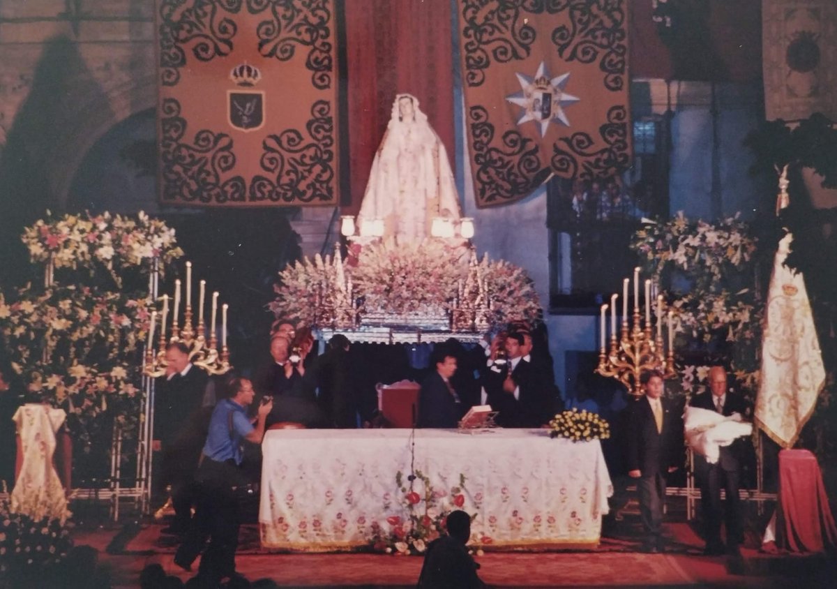 PasoBlanco_3's tweet photo. El altar de la Plaza de España lucía espectacular engalanado con flores, reposteros y candelabros.
#25CoronaciónAmargura https://t.co/kdS5COzfO1