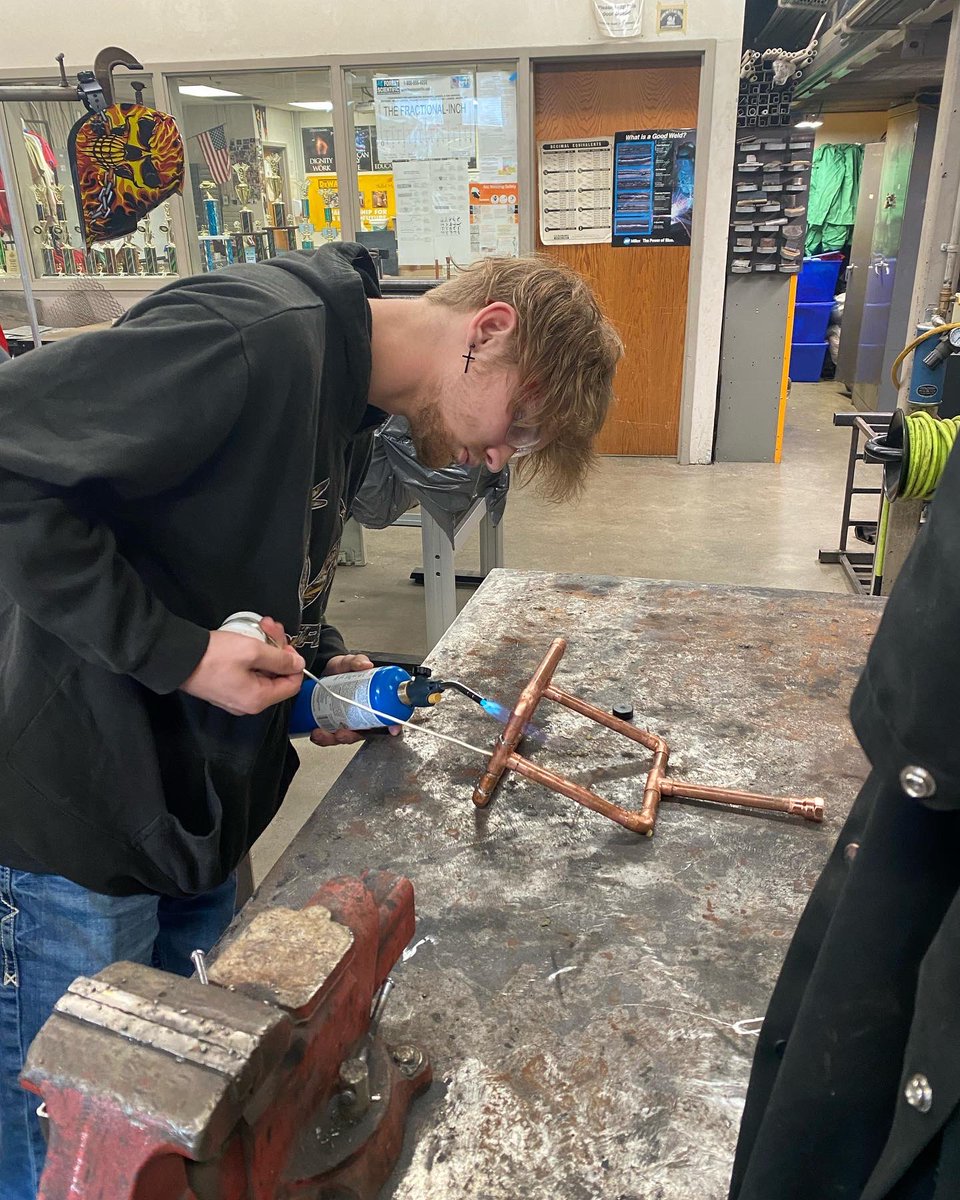 MrZweep's tweet photo. Great start for students in the home maintenance class. Students are learning to solder copper pipe and pressure test in water for leaks. #lpslions #pride_purple #necte #ne_sts #teachsts #itisagreatdaytobeashopteacher #necareered #iloveps #nelovesps #shopclass https://t.co/0rtSzP631j