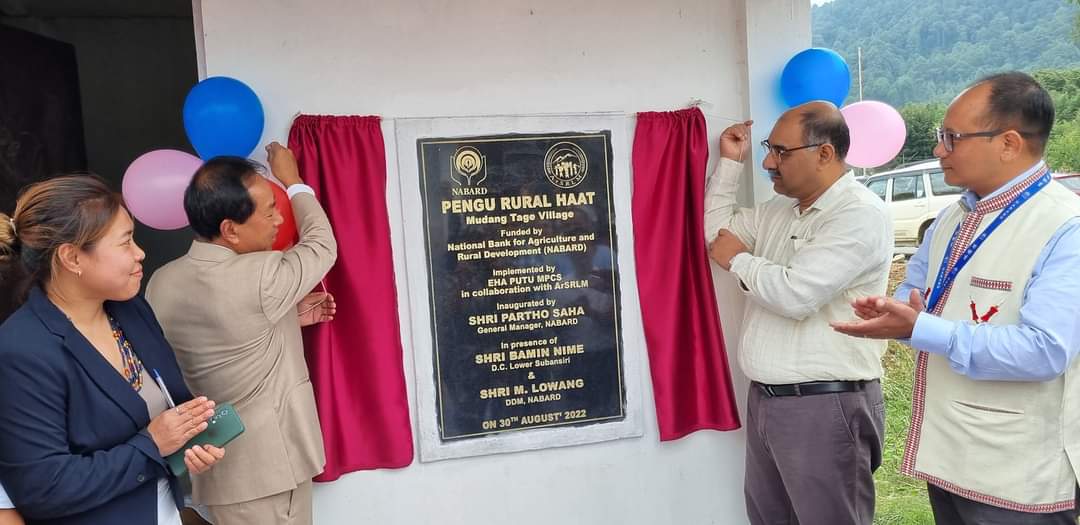 MyGovArunachal's tweet photo. On 30th August, the General Manager, NABARD, Shri Partho Saha, inaugurated a Pengu Rural Haat in Mudang Tage village, Lower Subansiri. The haat is being sponsored by #NABARD and will help the local SHGs by providing a platform to sell farm and off-farm products. https://t.co/EUUI32KbAC