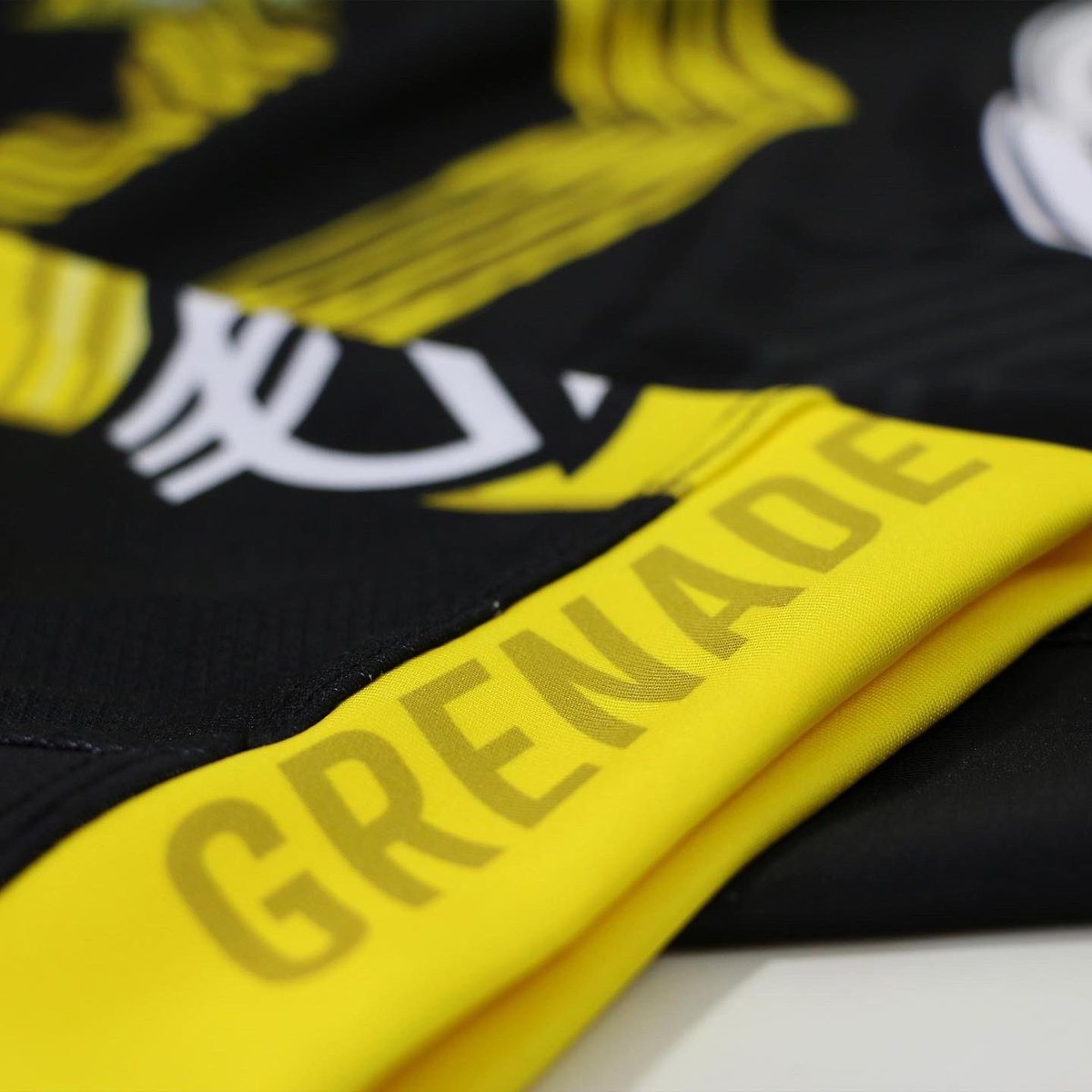 Akka_Sports's tweet photo. #Fédérale2💪🏉 Réception du jour, les maillots Pro©️ 🅳🅾🅼🅸🅲🅸🅻🅴 du🟡⚫️ @GrenadeSports⚫️🟡
🤩Design tout en sobriété pour affronter cette nouvelle saison dans l'échelon supérieur‼️
Merci au club pour leur confiance et la totale liberté de création🙏
🛒https://t.co/yBFDFKP6KZ https://t.co/21uGiN8hSM