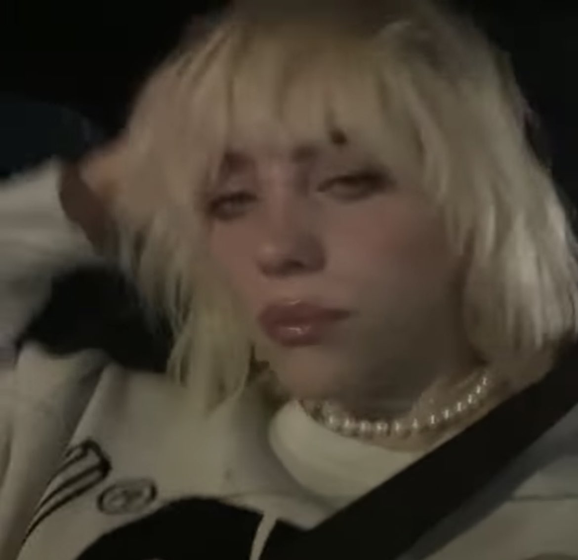 blondeeilish's tweet photo. billie eilish. https://t.co/xtaq6ogCUR