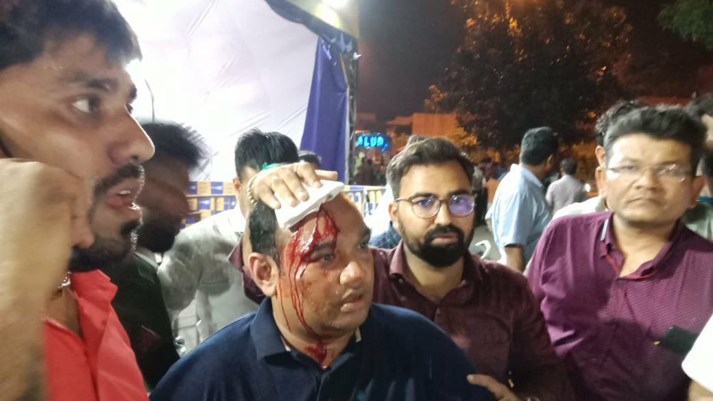 गुजरात में बढ़ रही AAP की लोकप्रियता से डरी हुए भाजपा के गुंडों ने AAP गुजरात के महामंत्री Manoj Sorathiya जी पर सुरत में जानलेवा हमला किया है।

भाजपा हार के डर से बिल्कुल बौखला गई है, कभी रेड कराती है कभी हमले।