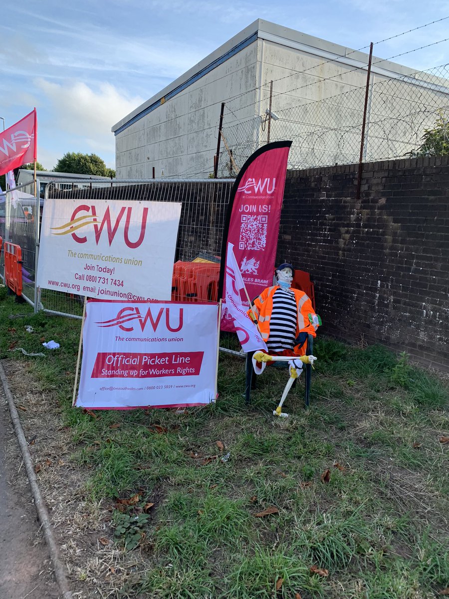 Proud to stand alongside <a href="/CWUnews/">CWU</a> members on the picket line and prouder by the support shown by <a href="/NewportLabour/">Newport Labour 🌹</a> elected representatives in my Cllr, MS and MP colleagues 😊👏✊

#supportourposties #btopenreach #tradeunionist