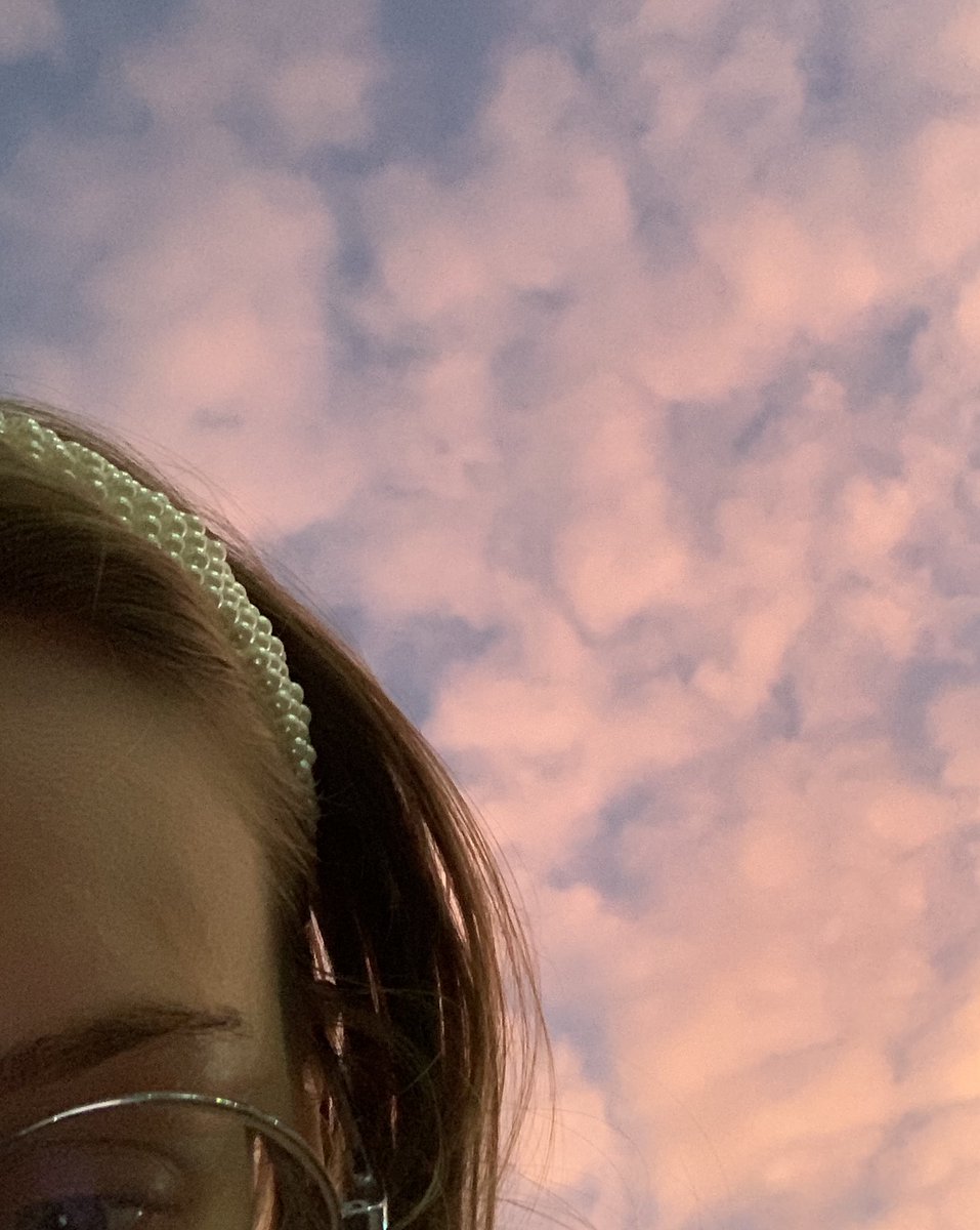 deppstudies's tweet image. oi study 🤍 cheguei agora da academia, vou estudar um pouquinho pra dps almoçar e ir pro estágio, btw o céu ontem la tava mt lindo!!