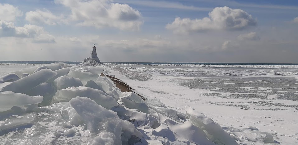 Rapini1's tweet photo. Celebrating the glory that is Lake Erie! Even when it's frozen...*especially* when it's frozen. #WeAreLakeErie https://t.co/6JRx3dLGYx