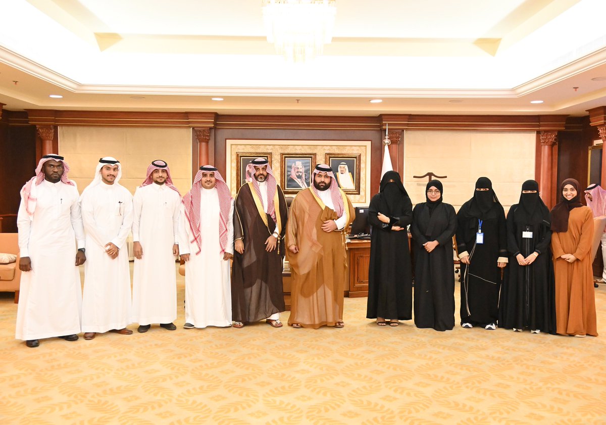 jazangov's tweet photo. سمو أمير منطقة جازان بالنيابة #محمد_بن_عبدالعزيز
يستقبل رئيس فرع جمعية الثقافة والفنون وعدد من الشعراء والمثقفين والفنانات التشكيليات بالمنطقة.

https://t.co/jU4RfvUZ6P https://t.co/sSiCcKOBoM