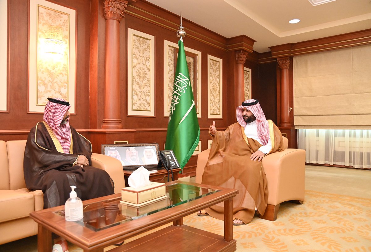 jazangov's tweet photo. سمو أمير منطقة جازان بالنيابة #محمد_بن_عبدالعزيز
يستقبل رئيس فرع جمعية الثقافة والفنون وعدد من الشعراء والمثقفين والفنانات التشكيليات بالمنطقة.

https://t.co/jU4RfvUZ6P https://t.co/sSiCcKOBoM