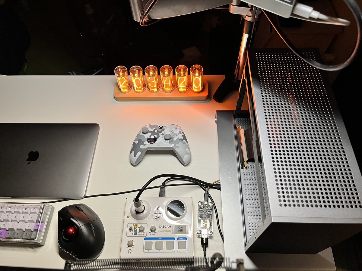SoShuckMen's tweet photo. 数日前に届いたPCケースの組み立てが思いの外上手くいかず自身の手の不器用さを実感。質感がインセインな綺麗さなので建設途中の写真撮ったった🤳✨🖥 #自作PC #FormD #T1V2 #sff https://t.co/jzwRlIf5Tb
