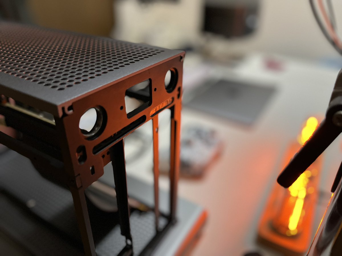 SoShuckMen's tweet photo. 数日前に届いたPCケースの組み立てが思いの外上手くいかず自身の手の不器用さを実感。質感がインセインな綺麗さなので建設途中の写真撮ったった🤳✨🖥 #自作PC #FormD #T1V2 #sff https://t.co/jzwRlIf5Tb