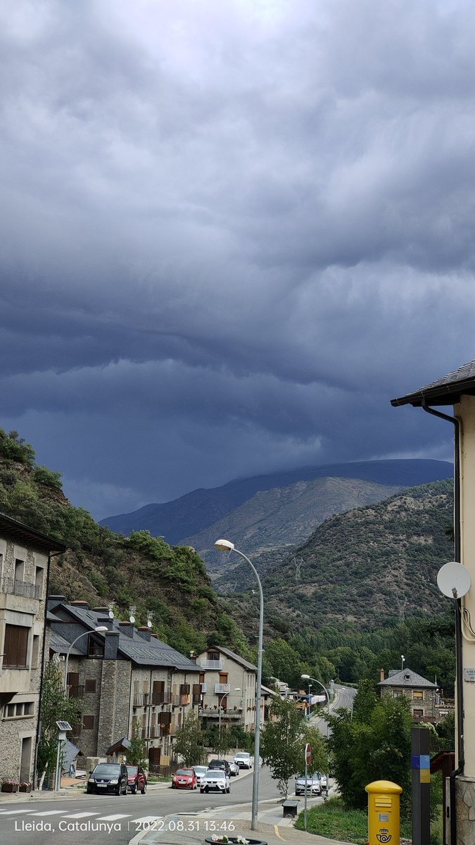 Oskigan's tweet photo. Ya llega por Tavascan visto desde la ribera de Cardós @eltempsTV3 @MeteoMauri @TomasMolinaB @alexmegapc #eltemps https://t.co/mYUilIzPR9