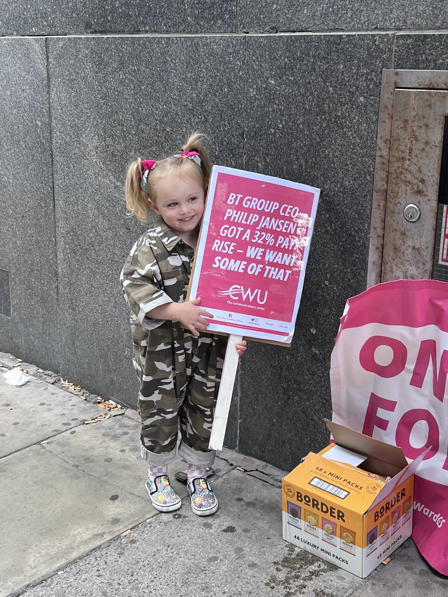 Hannah76162000's tweet photo. @CWUnews my little girl today supporting our union and her dad on the picket line in Liverpool for BT &amp; OpenReach workers #EnoughlsEnough #strike #supportyourunion #FoodbankPhil #CWUSolidarity https://t.co/6vhe7qMFRw