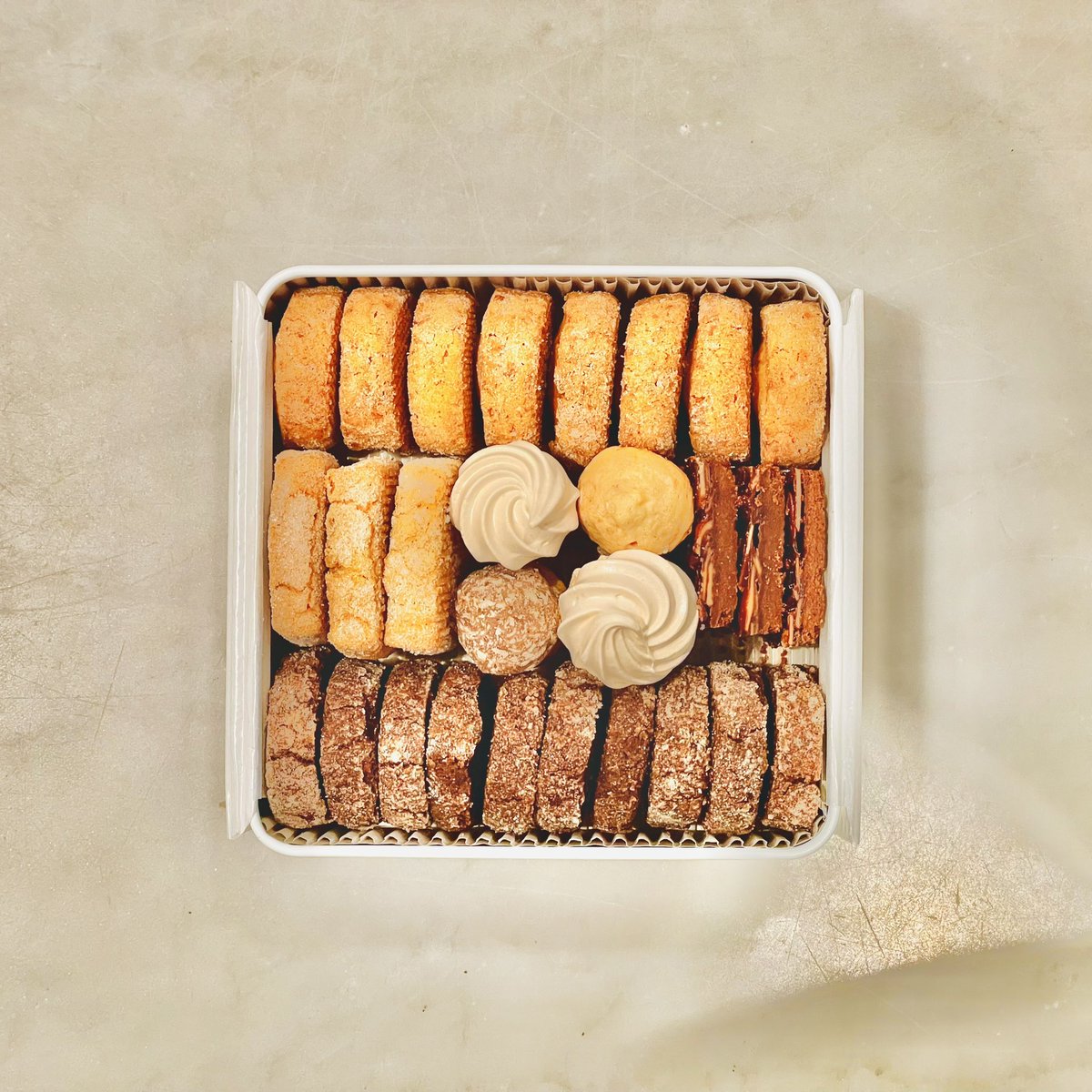 koki_patissier's tweet photo. 久しぶりのプレゼント🎁
ワクワク余り物クッキー缶2名様にプレゼントします！

応募方法
フォロー&amp;この投稿RT
応募期間
9月4日まで。抽選で当選した2名にDM送らせてもらいます。
発送時期　9月中旬頃

フォロワーもまだまだ少ないので当選倍率低そう🤣
別注での余り物になりますが食べたい人🙋 https://t.co/m0jzdanw1b