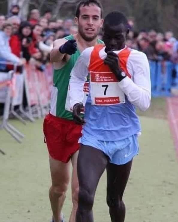 JoseCumba's tweet photo. En una carrera, el deportista Abel Mutai representante de Kenia, estaba a solo a unos metros de la línea de meta, pero se confundió con la señalización y se detuvo pensando que ya había completado la carrera. + https://t.co/WIJZncad2z