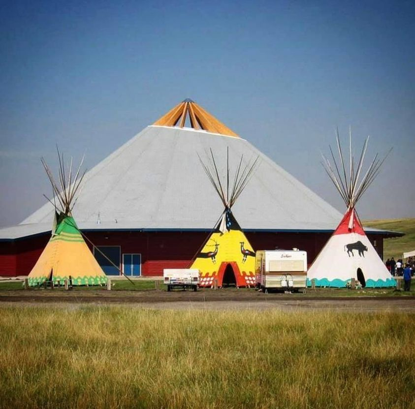 Tansi - Cree
Aba wathtech - Stoney 
Aaniin - Saulteaux
Oki - Blackfoot
Ɂedlanet'e - Dene
Good morning Treaty 7! Almost to the weekend!! Here's a great shot of the Siksika Nation. Have a great day.