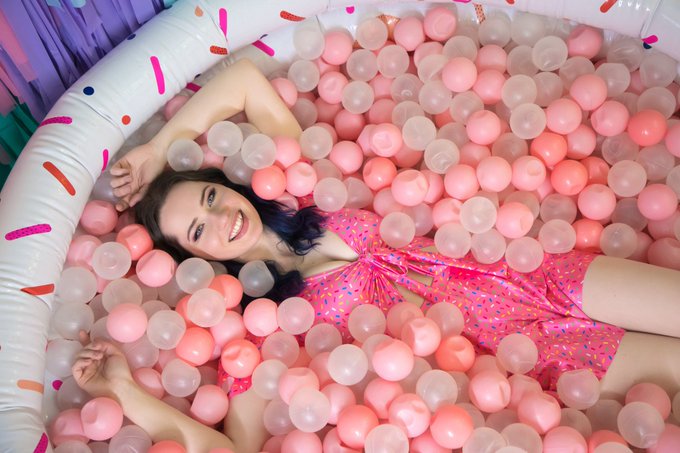 I want a ball pit in my house 💕  New set on my Patreon 👀 https://t.co/9dcCJlUats