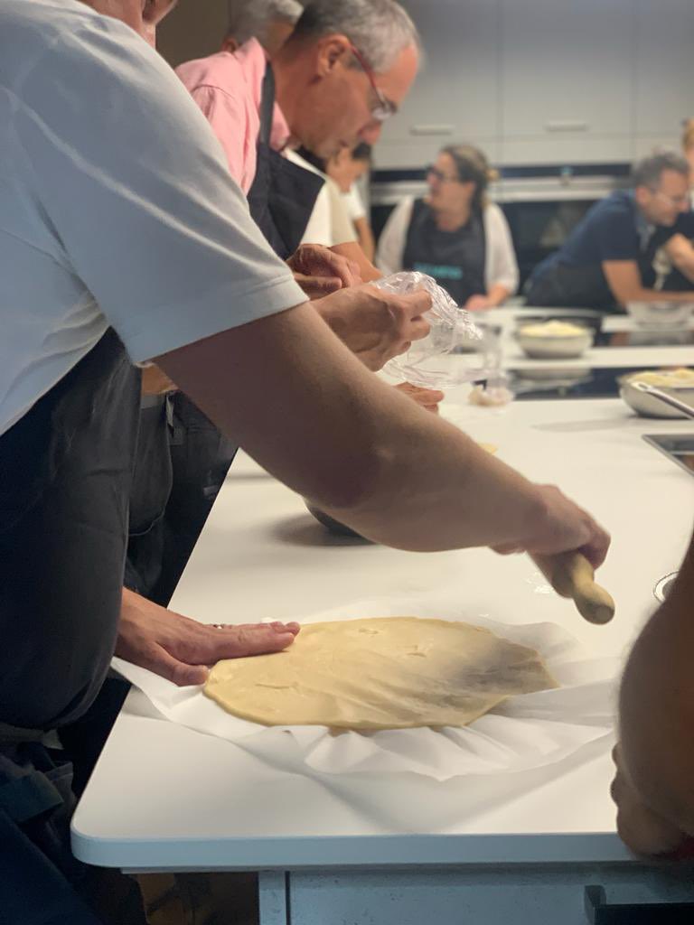 chefsworking's tweet image. Planes gastronómicos diferentes para empresas y particulares.
Ayer los miembros de una conocida multinacional de la alimentación se lo pasaron fenomenal en nuestros talleres gastronómicos. Todos participaron en la elaboración del menú y degustaron el resultado de sus recetas.