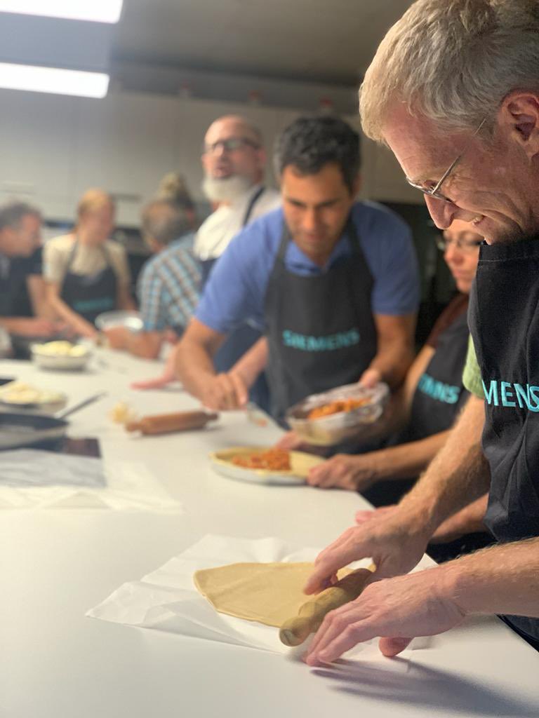 chefsworking's tweet image. Planes gastronómicos diferentes para empresas y particulares.
Ayer los miembros de una conocida multinacional de la alimentación se lo pasaron fenomenal en nuestros talleres gastronómicos. Todos participaron en la elaboración del menú y degustaron el resultado de sus recetas.