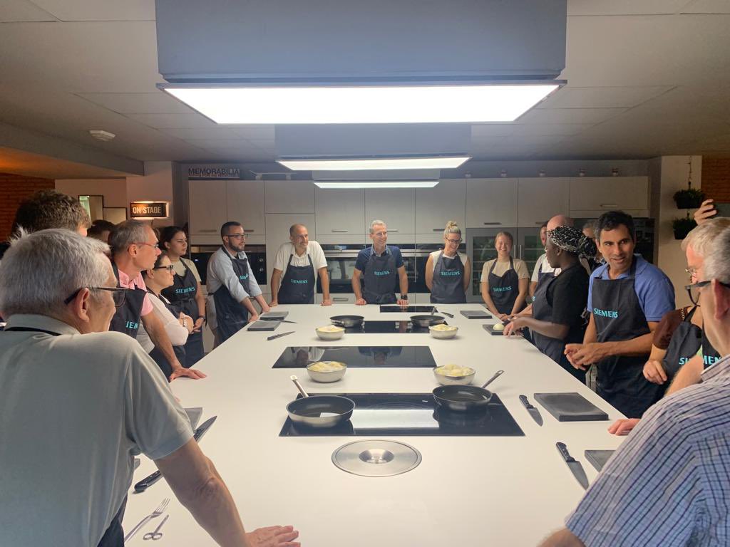 chefsworking's tweet image. Planes gastronómicos diferentes para empresas y particulares.
Ayer los miembros de una conocida multinacional de la alimentación se lo pasaron fenomenal en nuestros talleres gastronómicos. Todos participaron en la elaboración del menú y degustaron el resultado de sus recetas.