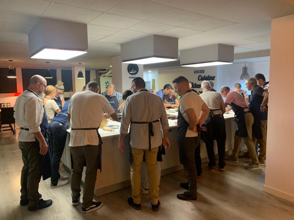 chefsworking's tweet image. Planes gastronómicos diferentes para empresas y particulares.
Ayer los miembros de una conocida multinacional de la alimentación se lo pasaron fenomenal en nuestros talleres gastronómicos. Todos participaron en la elaboración del menú y degustaron el resultado de sus recetas.