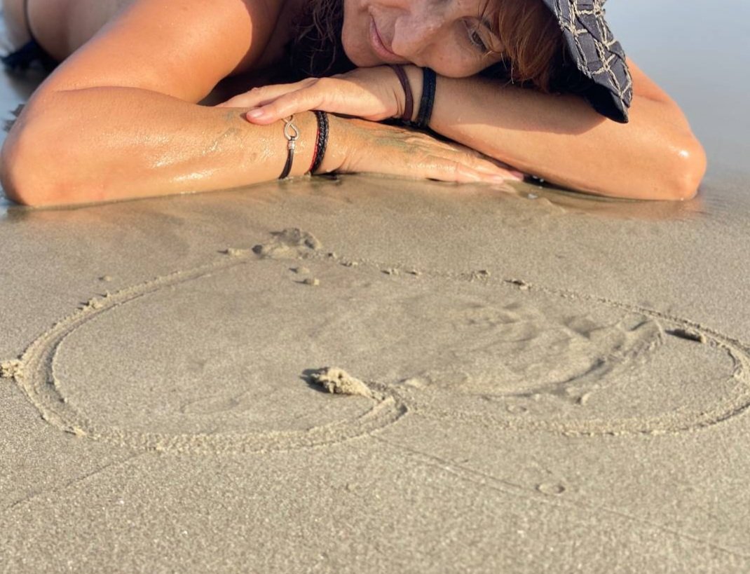 Mayoba11's tweet photo. Al final gana quien con lágrimas en el corazón regala una sonrisa.
Quien cree todavía en los sueños, en un "te quiero" dicho con el corazón, en un abrazo sincero.
#creoenelamor @CorazonEscritor 
#sentimientos https://t.co/kk9dfHxWgT