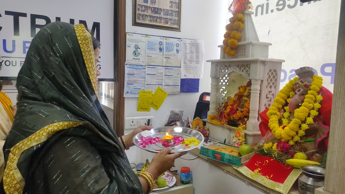 SpectrumInsura2's tweet photo. The Spectrum Family Welcoming Lord Ganesha is to protect our lives and remove all obstacles in our path, as well as to secure our future.
.
.
#GaneshChaturthi #LordGanpati #happiness #Blessed #Bappa
#SpectrumInsurance #LifeInsurance #Healthinsurance #BefikarHamesha https://t.co/6Ct924LzOi