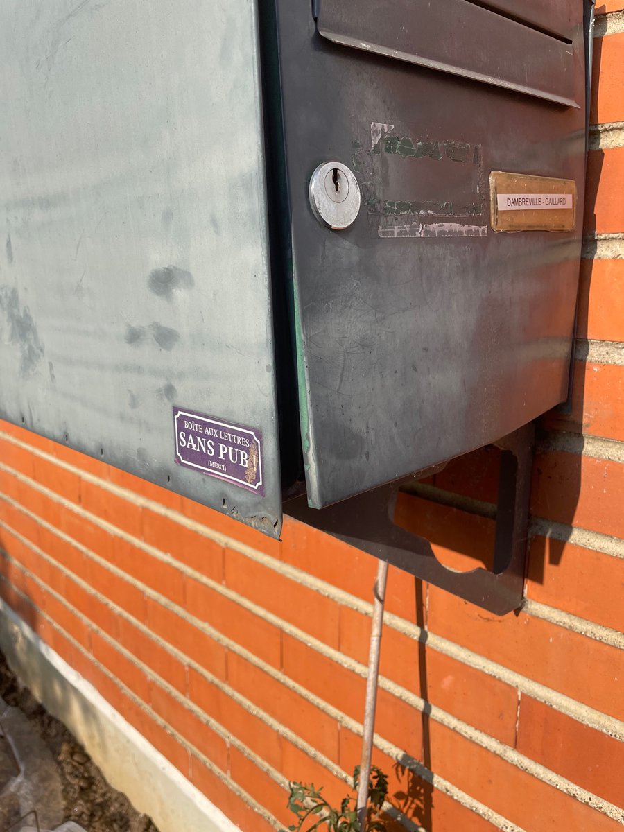 LinShaao's tweet photo. @GLS_France j’essaie  de vous joindre concernant un employé à vous qui jette les colis et défonce ma boîte aux lettres mais impossible. On fait quoi?

https://t.co/BqmGK3BQJl https://t.co/PkY3Vgb43a