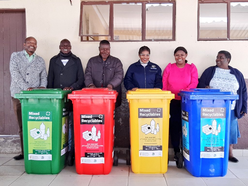environmentza's tweet photo. Today the Department is at Ifalethu Primary School in Nyongane Village @CityofMbombela as SA gears to celebrate #ArborMonth2022 in September.
#ClimateChangeActionNow
#GoodGreenDeeds https://t.co/XLrPMyx0CX