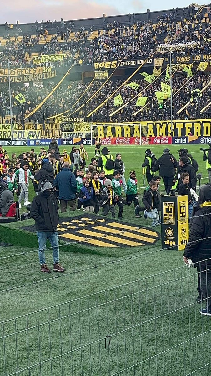 PB_CAP's tweet photo. De origen obrero y popular.. el club 💛🖤 los enanos conociendo el Campeón del siglo 🙌 Gracias por acompañarnos club de baby fútbol San Martin Bonomi 😊 https://t.co/CdDx99A3NC