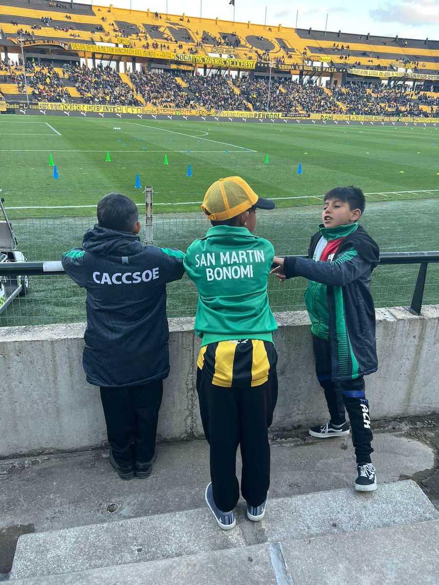 PB_CAP's tweet photo. De origen obrero y popular.. el club 💛🖤 los enanos conociendo el Campeón del siglo 🙌 Gracias por acompañarnos club de baby fútbol San Martin Bonomi 😊 https://t.co/CdDx99A3NC
