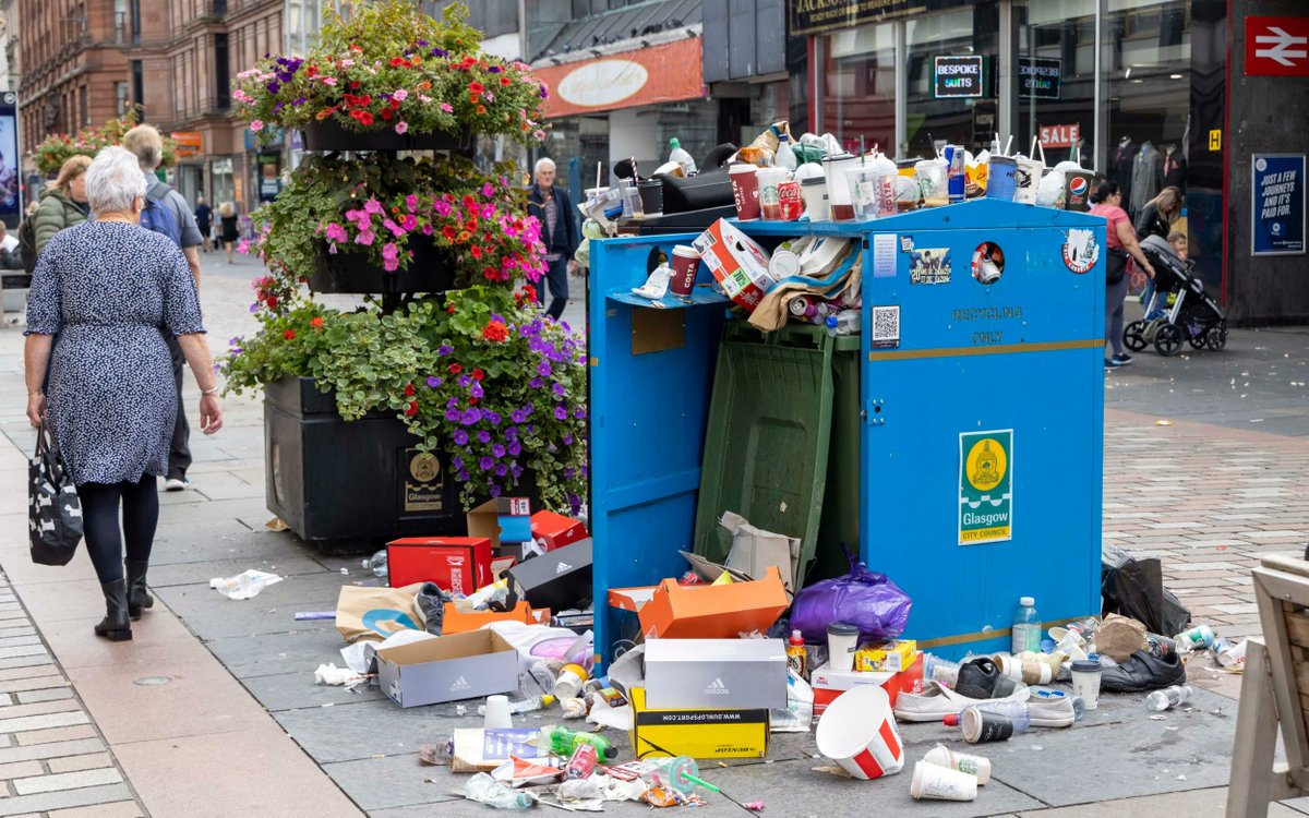 buynowtls6's tweet photo. 1/2 Left: Glasgow after binmen strike 2022, Right: Aftermath of Leeds festival 2022. 
We don't criticise people when they litter due to full bins but we do criticise festival-goers when they litter when they haven't had a bin for 4 days. Why? Both are symptoms of the same problem https://t.co/YvdEoBFVGf
