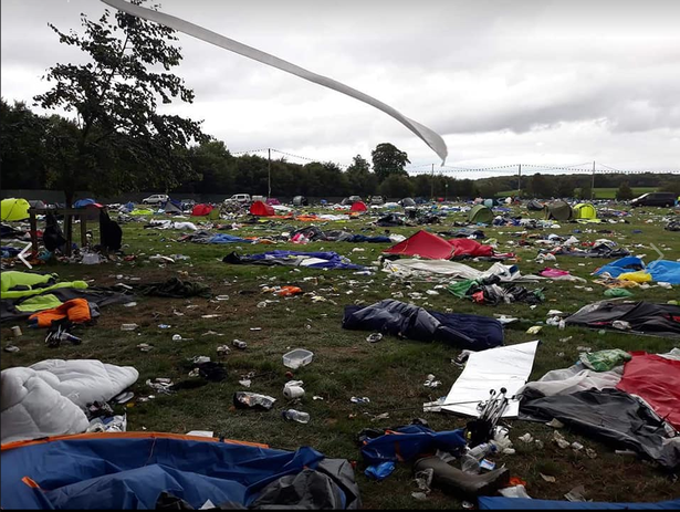 buynowtls6's tweet photo. 1/2 Left: Glasgow after binmen strike 2022, Right: Aftermath of Leeds festival 2022. 
We don't criticise people when they litter due to full bins but we do criticise festival-goers when they litter when they haven't had a bin for 4 days. Why? Both are symptoms of the same problem https://t.co/YvdEoBFVGf